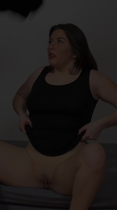 Tombul genç orta yaşlı seksi kadın aleya sun ağzı açık ve sert sikiliyor