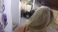 Menina branca punida por bater carro com anal violento