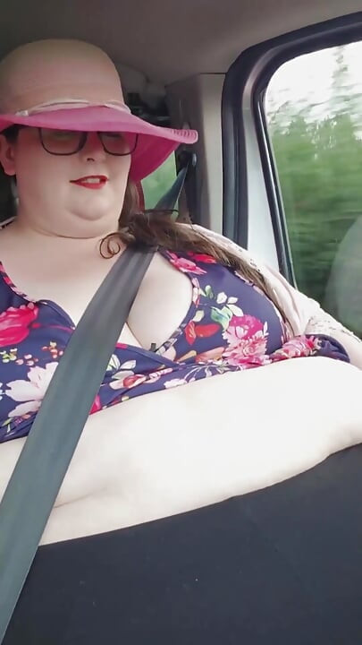 SSBBW σε παιχνίδι με κοιλιά αυτοκινήτου