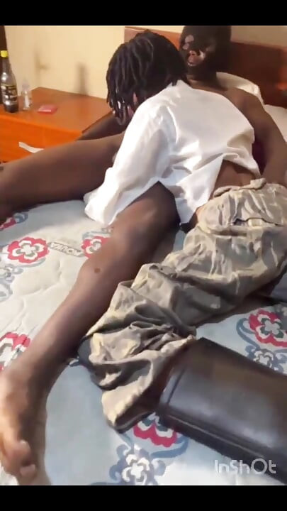 Pemuja kontol enak nyepong kontolku enak banget sampai aku crot di mulutnya