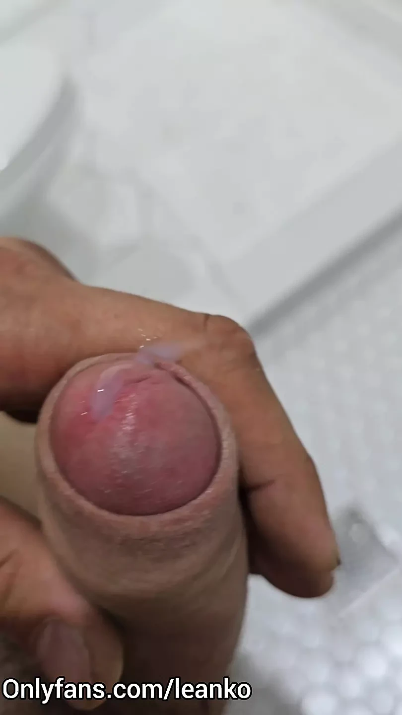 Mă ascund în camera mea și mă masturbez