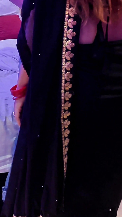 継母に、私がオナニーしながらペニスを擦っているところを見つかってしまいました。それから彼女をぎゅっと抱きしめます。|クリップ1