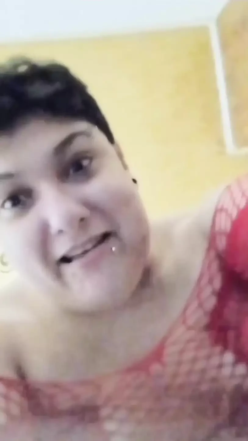 Mulher se transforma em uma deusa gigante e cresce rapidamente!