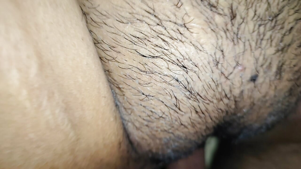 Wet hairy pussy met White cream