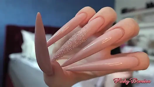 Pembe ışıltılı tırnaklara tapma