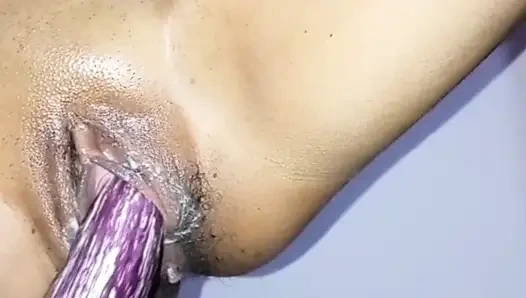 Sri-lankische freundin mit großen möpsen klatscht ihren arsch