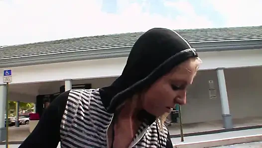 Gadis nakal ini pamer pantat bahenolnya di luar ruangan dan dientot sama pacarnya yang lagi sange