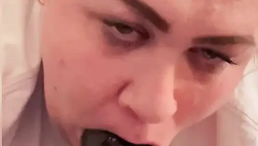 Kakak tiriku nyepong kontolku saat mantan pacarku nggak berhenti ngadu sama aku