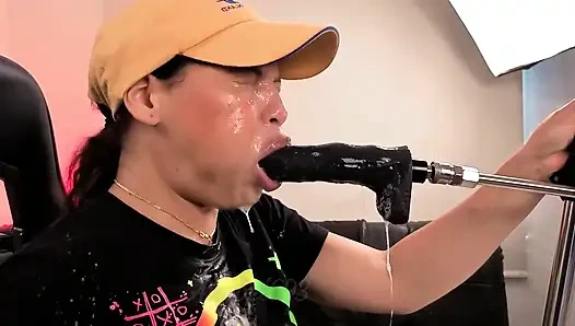 Yüzüne ve sert penisine kirli patlıyorum, boğazımı sıkıca takip et