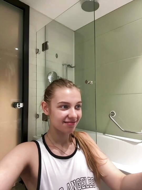 Jucielussie playing in the bathroom
