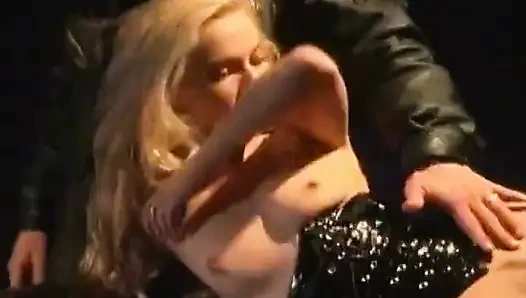 Sarışın kızlar yüze oturan damlayan amcıklar - ıslak dil sikiş çılgınlığı