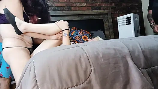 Coli sementara 2 gadis saling ngentot pakai strap-on