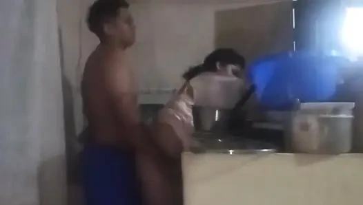 Patron beni sikmek için mutfağa geliyor, yarağı beni heyecanlandırıyor