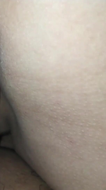 knullar ute och utomhus med min man filmar medan jag knullar med hans vän då han creampied mig | Klippa 1