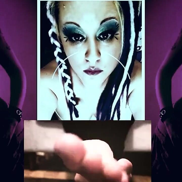 Üvey kız kardeşlerin sinirlendi ve sana soyunup kendi göt deliğini parmaklatırlar
