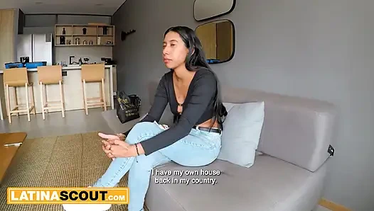 Büyük şişman götlü latin genç kız üstüne çıkıyor ve boşalana kadar büyük zenci yarağı üreticisine biniyor