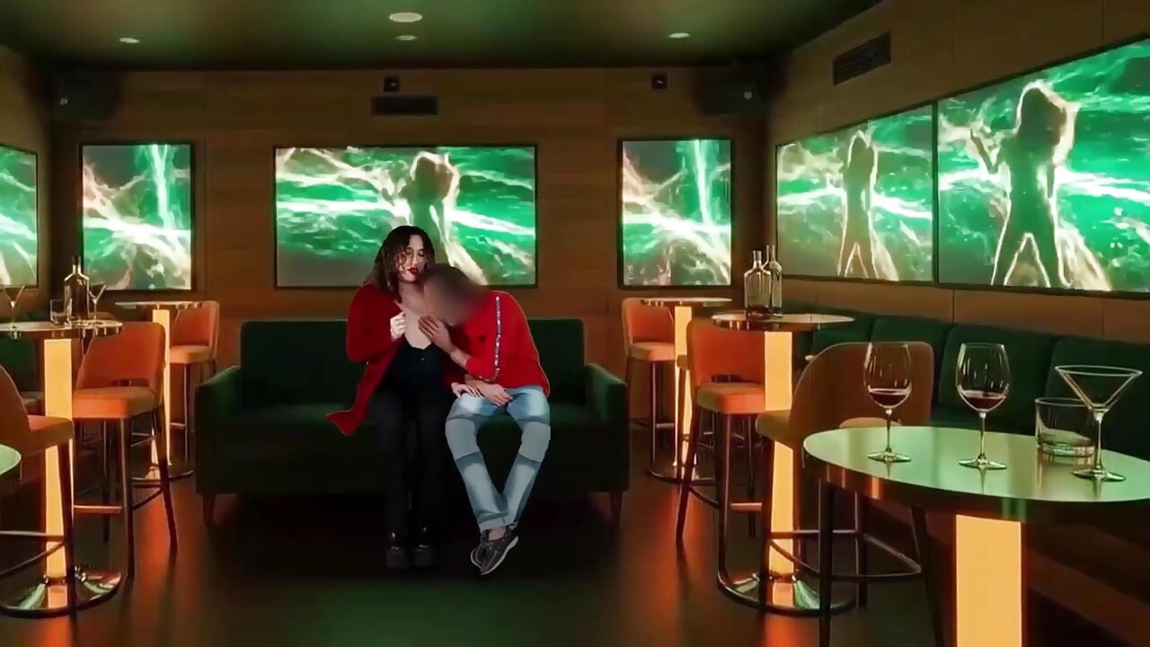 אני, מנהל מועדון הקריוקי, ובעלי מצלם את הכל