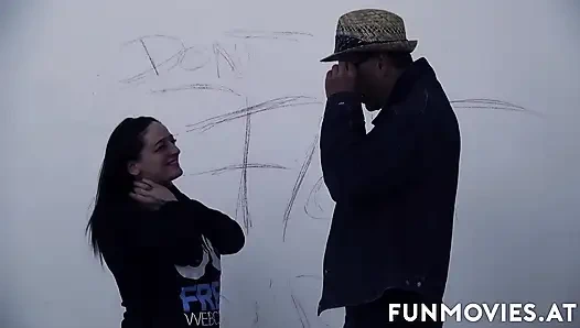 Edepsiz orta yaşlı seksi kadın yarağa biniyor