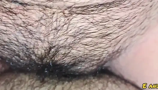 Моя маленькая соседка скачет на моем хуе, когда я смотрю телевизор