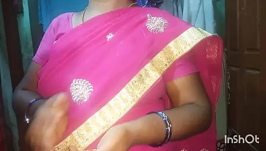 Tamil kız arkadaş banyo yapıyor ve sari genç adama bastırarak göğüslerini değiştiriyor