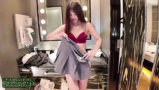 EliteMuse WetWithwant, ее стройные изгибы поднимаются до глубокого, теплого выпуска