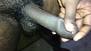 Un étudiant se masturbe nue dans la salle de bain avec une grosse bite