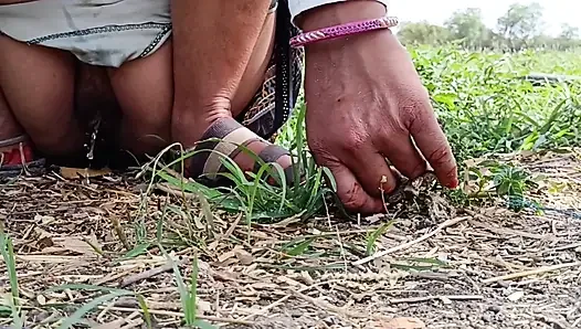 Cutting fodder on the outdoor field, sister-in-law urinating, brother-in-law saw it, brother-in-law made a mod and made a hut to sister-in-law, rubbed and left the kahar.