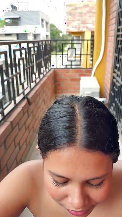 hermanastra mostrando de mas en el balcon, le gusta que le meta la verga hasta hacerla correr