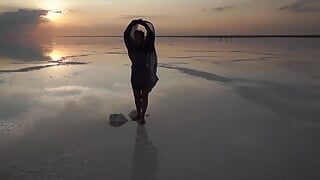 ソルトレイクエルトンの塩地殻の上のエロティックなダンス