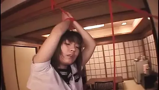 漂亮的日本女学生被绑住并被狠操
