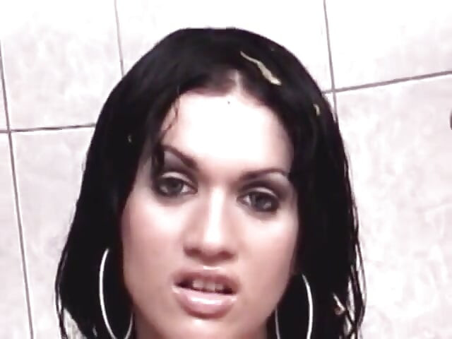 Dois pedaços se revezam no cu, fodendo magra latina ladyboy