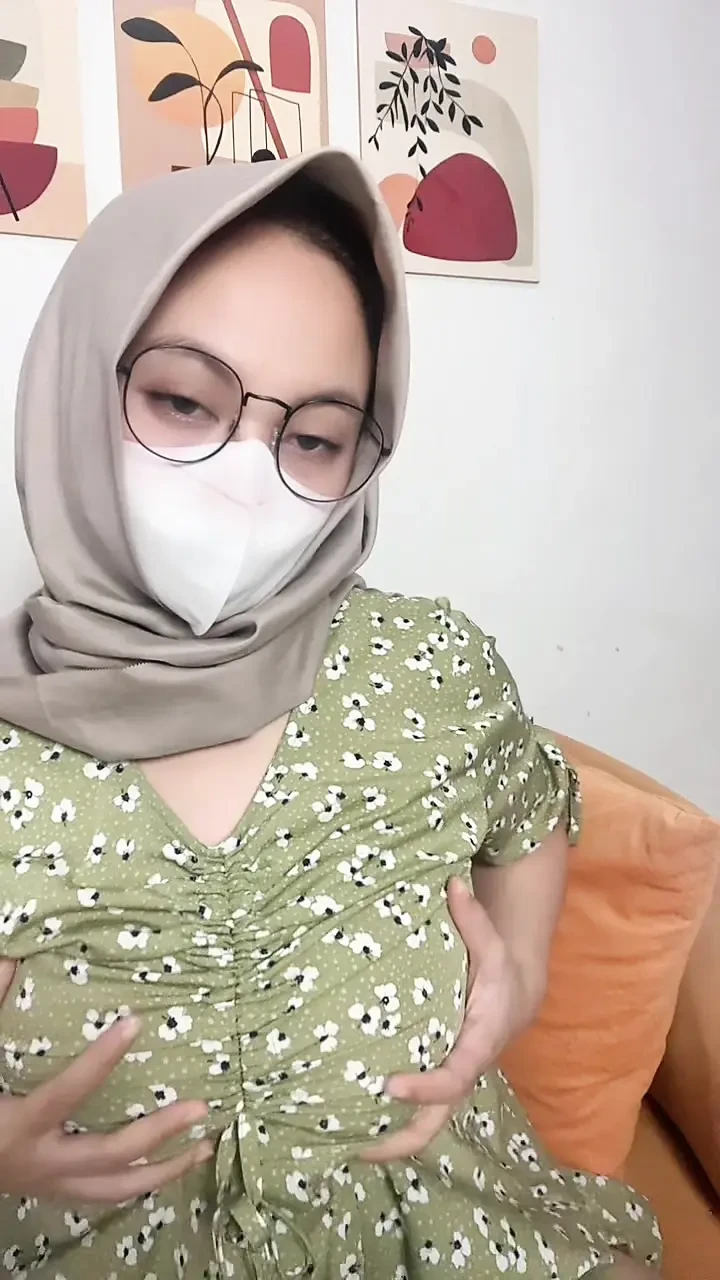 Young young mama shows off her perfect body