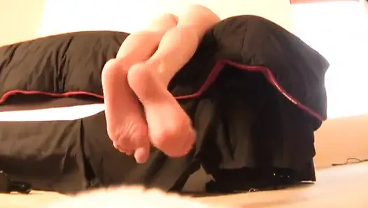 Ее намазанные маслом ступни впервые на живой камере