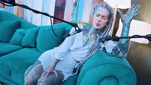M hakkında konuşuyorum - müzik - asmr podcast sfw konuşuyor gotik sıska kız dreadlocks dövmeli model dövmeli kız