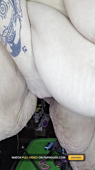 膣を擦りながら射精