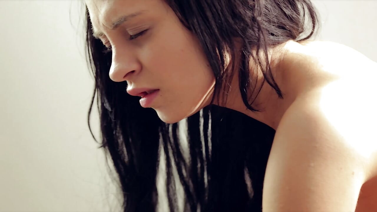 Preciosa morena francesa recibe un creampie anal después de una follada caliente en la habitación trasera