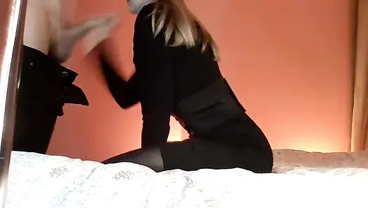 Die süße nahm den bräutigam von jemandem ins schlafzimmer