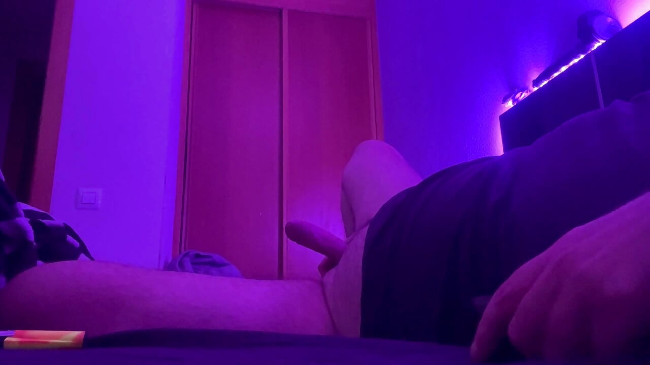 Seekor beruang muasin memeknya di ranjang