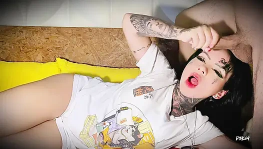 Tätowiertes Gotisches Babe-blowjob-rüschen Und Handjob-teaser Mit Dreifachem Gesichtsfinish
