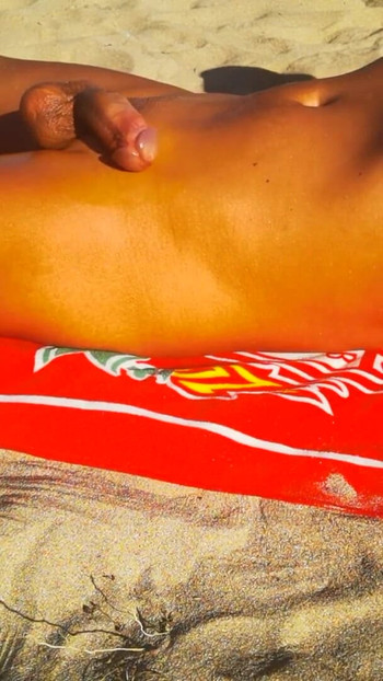 Snažan trenutak iz "Očajnički želim svršiti nakon cijelog dana gledanja tinejdžera na nudističkoj plaži"