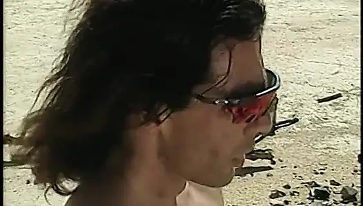 Lustvolle schlampe in lederauschaltung reitet einen jungen hengstschwanz in der wüste