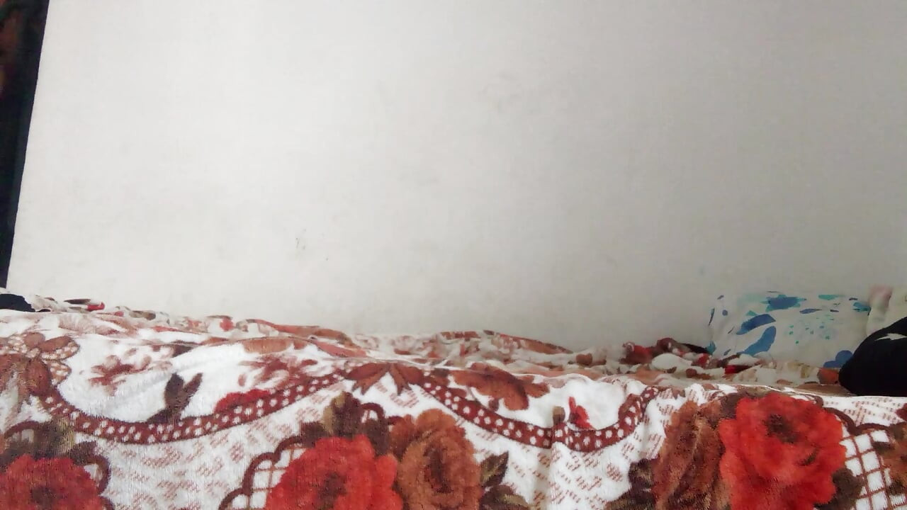 Azgın Hintli orta yaşlı seksi kadın anal ve gırtlağına kadar alıyor