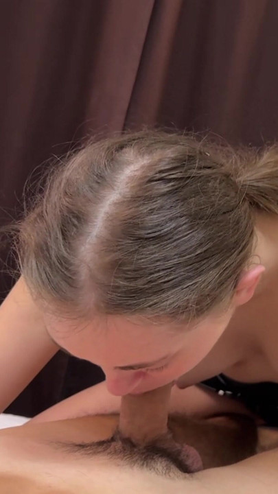 POV Boquete. Garota gostosa em uma saia de couro chupando pau