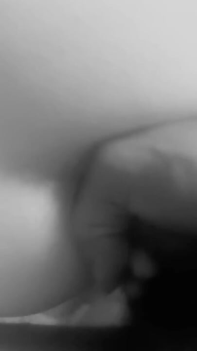 Tudo o que ele quer é gozar em seus buracos