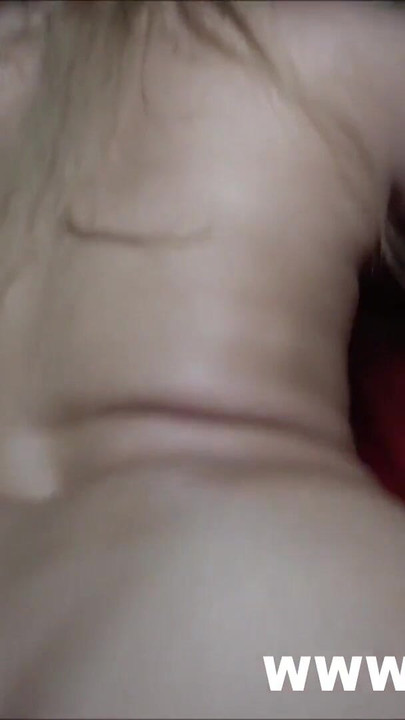 Moment à voir absolument de « Lina Mila prend 2 bites dans un cinéma porno »