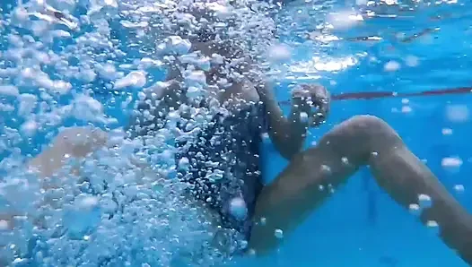 Einen fremden im öffentlichen pool necken