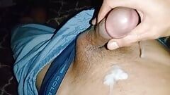 Lihat video shake terpanjang ini sehingga sperma tebal manis spurt ke dalam perut seksi kecil zakar kecil yang berotot