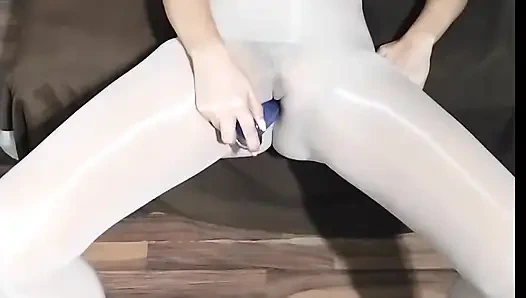 Aku lagi asik mainin memeknya pakai stoking ketat baruku sampai muncrat
