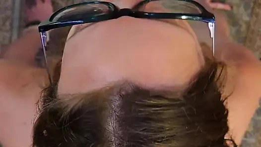 Ботанистая милфа сосет хуй на коленях