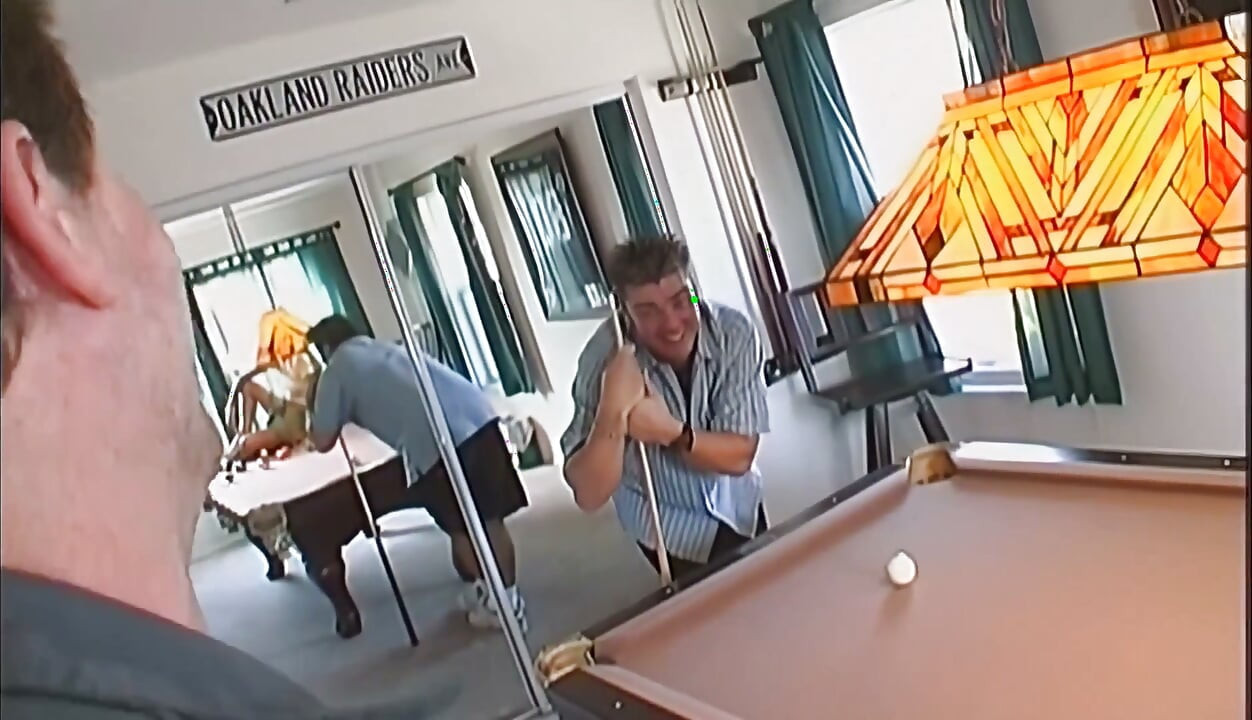 Jonge brunette vingert zichzelf en wordt geneukt